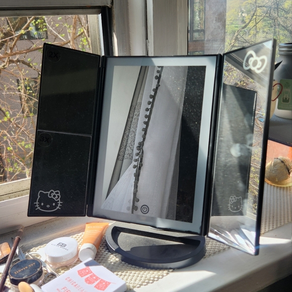 Hello Kitty Mirror - Picture 2 of 4